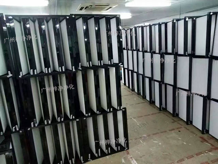 组合式高效过滤器由超细、防潮、耐炎的玻璃纤维制成。