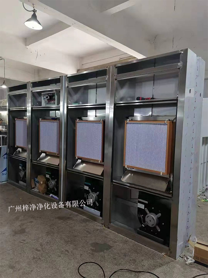 全自动风淋室由箱体、不锈钢门、初效过滤器、高效过滤器、送风机、配电箱、喷嘴等几大部件组成。