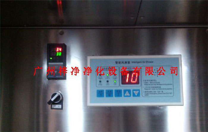 电加热风淋室杜绝工作人员将头发，灰尘、细菌带入无尘车间，达到工作场地严格的无尘净化标准，生产出高质量的产品。