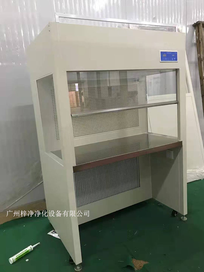 洁净工作台是一种空气净化设备，专门应用于无尘车间无尘室或者是无菌室等工作环境，主要的应用行业有生物实验室、医疗卫生、生物制药等相关行业。