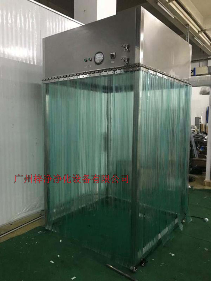 层流取样车主要应用于药物制剂和无菌制剂除的原辅材料的采样，层流采样车是一种垂直流局部空气净化装置，自从室内空气经过初效空气过滤器过滤，从高效空气过滤器出风的形式达到高洁净度的工作环境。