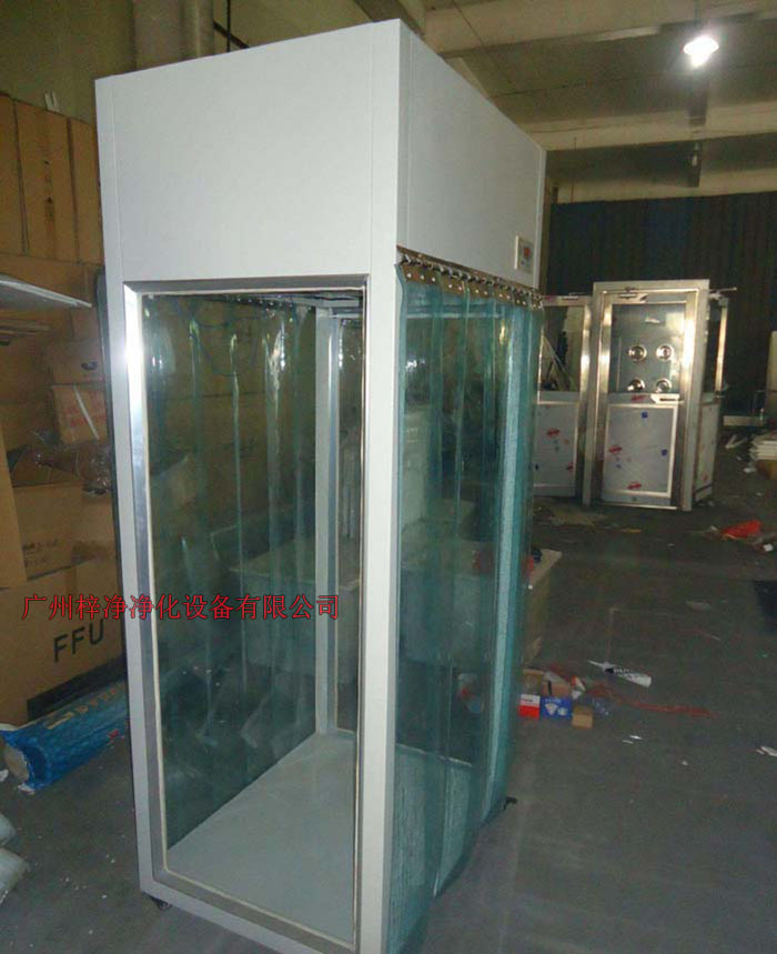 层流取样车主要应用于药物制剂和无菌制剂除的原辅材料的采样，层流采样车是一种垂直流局部空气净化装置，自从室内空气经过初效空气过滤器过滤，从高效空气过滤器出风的形式达到高洁净度的工作环境。