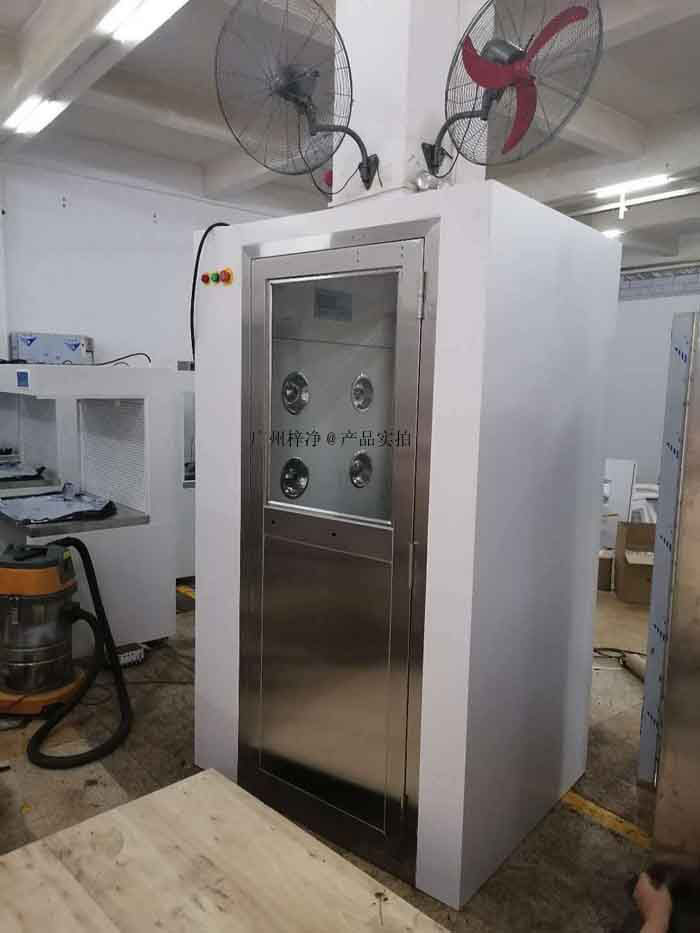 风淋室是洁净室入口处的必备设备，其主要作用是通过高速气流对进入洁净室的人员和物品进行清洗，以去除其表面的尘埃和微生物。