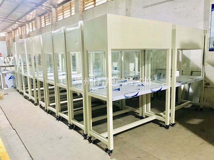 冷轧钢板烤漆洁净工作台是一种以冷轧钢板为基材，经过烤漆处理，具备局部空气净化功能的设备。