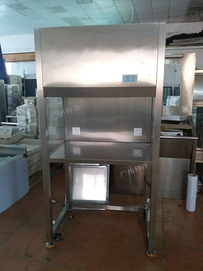 不锈钢洁净工作台采用风机系统,高效空气过滤器，保证送风和排风过程中的空气净化效果。