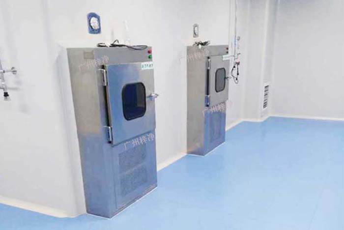 传递窗的清洁工作应定期进行，保持传递窗的清洁卫生。