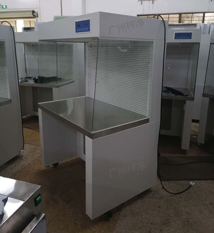 超净工作台(clean bench)是为了广泛应用于电子、光电、国防、精密仪器、仪表、生物制药、食品、医疗、硬盘制造、以及科研试验等领域对局部工作区域洁净度的需求而设计的。